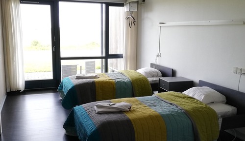 Apartamento estándar, varias camas, vistas parciales al mar