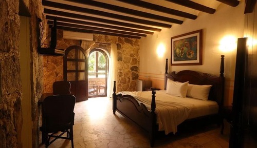 Suite estudio estándar, dormitorio mixto, balcón, vistas al jardín
