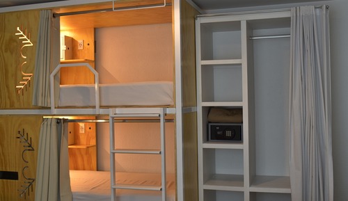 Cama en habitación deluxe compartida mixta de 6 camas