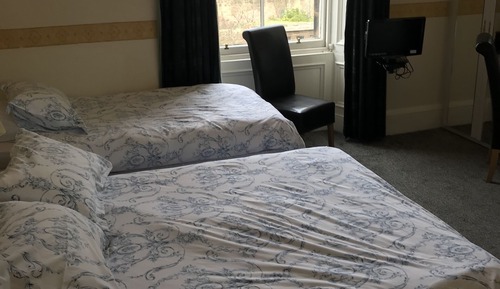Habitación superior con 1 cama doble o 2 individuales, baño privado