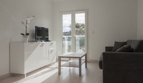 Estudio Confort, vistas parciales al mar (in a side building)