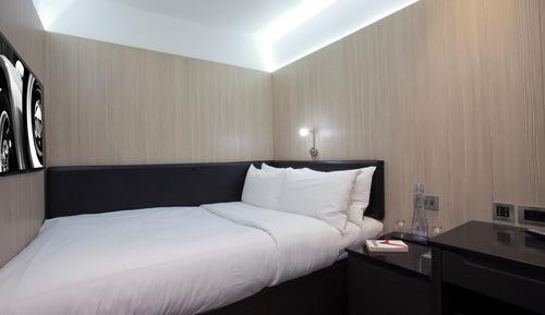 Habitación doble, sin ventanas