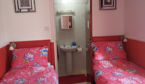 Habitación con 2 camas individuales, baño privado