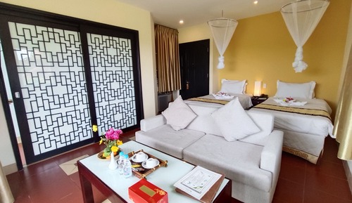 Habitación superior, varias camas, vistas al río