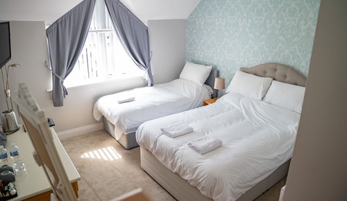 Habitación estándar con 1 cama doble o 2 individuales, varias camas, vistas a la montaña