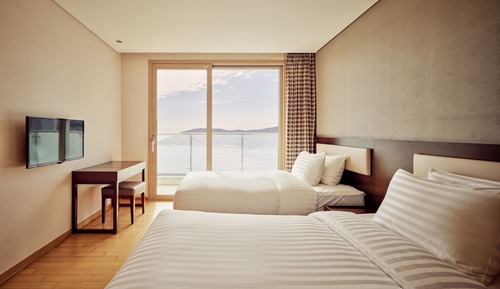Gold Suite (Kitchen/Ocean View/Bed)
