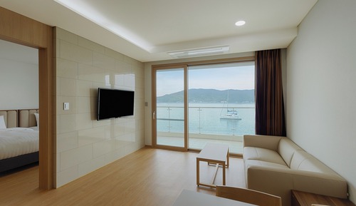 Suite(Kitchen/Marina View/Bed)
