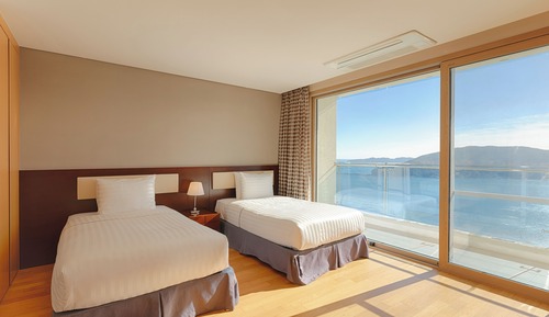 Silver Suite (Kitchen/Ocean View/Bed)