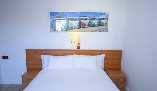 Habitación con 1 cama doble o 2 individuales, vistas parciales al mar