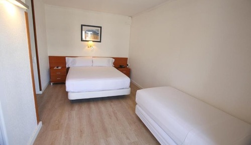 Habitación triple, vistas a la ciudad