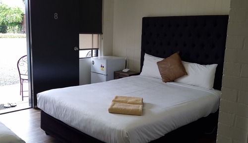 Habitación básica con 2 camas individuales