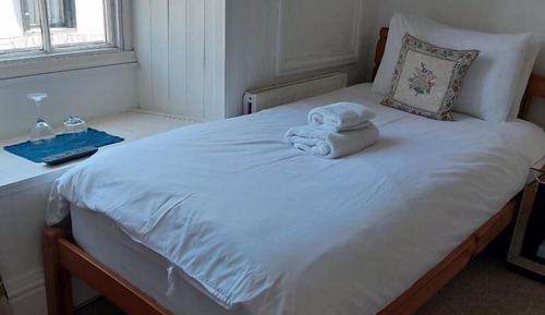Habitación individual, baño privado (Bedroom)