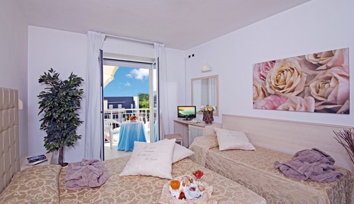 Habitación triple superior, vistas parciales al mar
