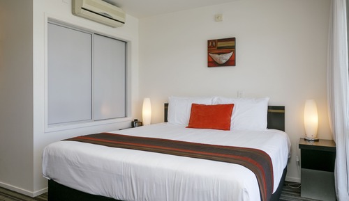 Estudio de lujo, 1 cama de matrimonio grande con sofá cama, vistas a la piscina, junto a la piscina
