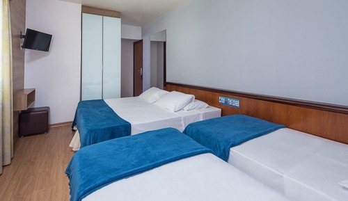 Habitación cuádruple superior, varias camas (Uma Cama Casal e Duas Camas Solteiro)