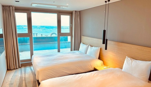 Habitación Deluxe con 2 camas individuales, vistas parciales al mar