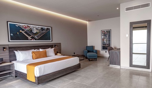 Suite, 1 cama de matrimonio grande, no fumadores, vistas al mar (Living Room;with Sofabed)