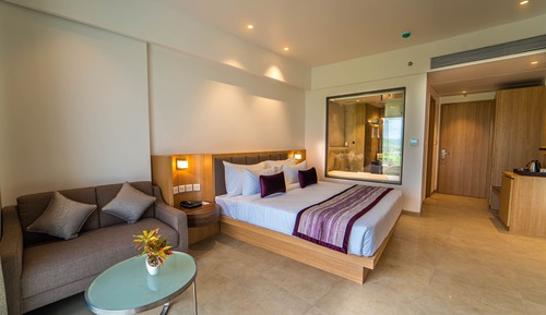 Fern Club Room With Bathtub