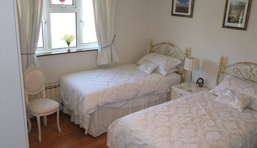 Habitación con 2 camas individuales, baño privado