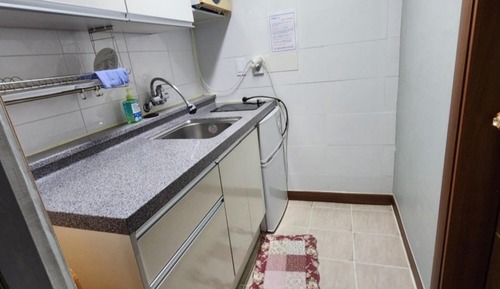 Room (Room 305)