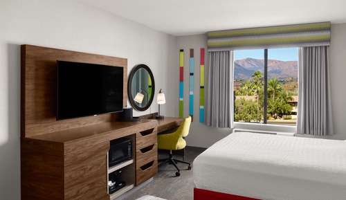 Habitación, 2 camas de matrimonio, frigorífico y microondas, con vistas