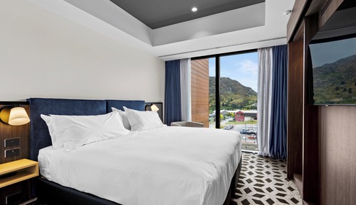 Suite, 1 cama de matrimonio grande, vistas a la montaña