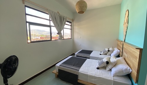 Habitación básica con 2 camas individuales