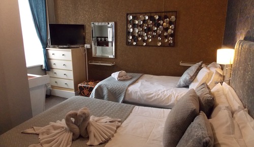 Habitación triple (Rooms 3 & 8)