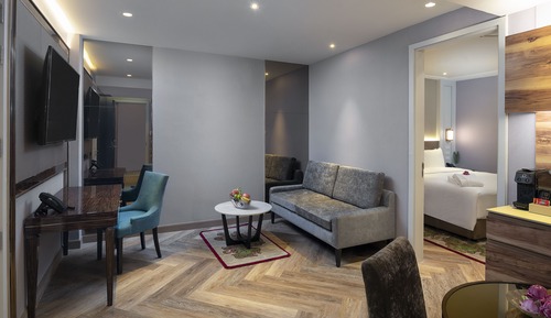 Executive Studio Club Lounge Access