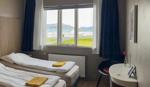 Habitación estándar con 1 cama doble o 2 individuales, vistas parciales al mar