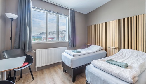 Habitación superior con 1 cama doble o 2 individuales, vistas parciales al mar