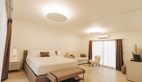 Suite junior, bañera de hidromasaje, en edificio anexo