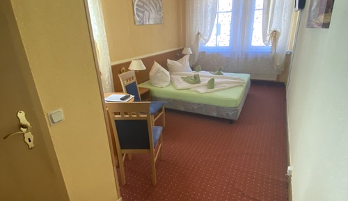 Habitación básica con 1 cama doble o 2 individuales