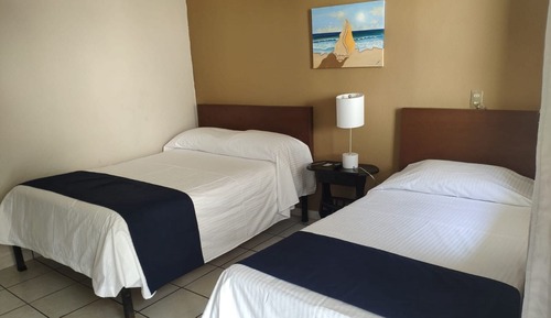 Habitación básica con 1 cama doble o 2 individuales
