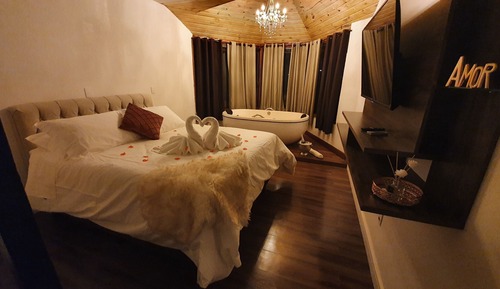 Habitación panorámica, 1 cama de matrimonio, bañera de hidromasaje, vistas a la montaña