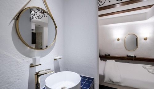 Room (Standard Room (personal account Netfl)