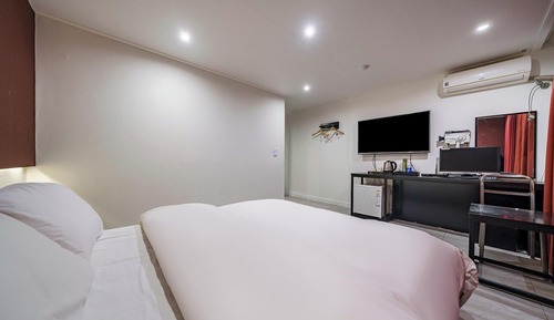 Room (Walkie Special (No Parking Netflix Wi)