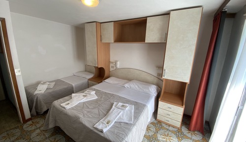Habitación triple económica, balcón