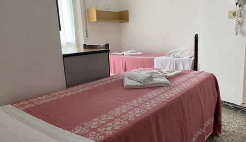 Habitación económica con 2 camas individuales, balcón