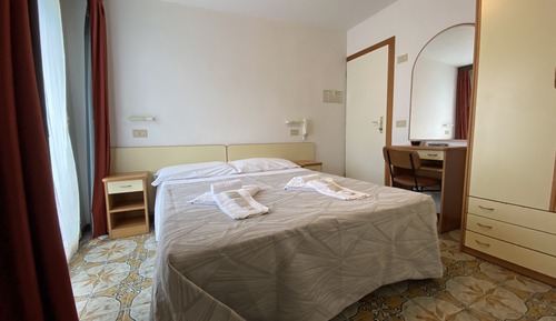Habitación económica doble, 1 cama doble, balcón