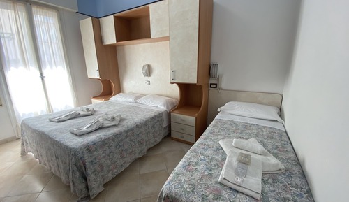 Habitación triple estándar, balcón
