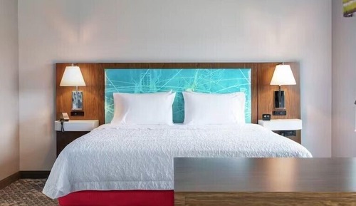 Estudio, 1 cama de matrimonio grande, frigorífico y microondas (Wet bar)
