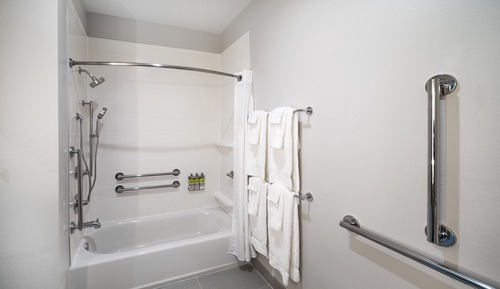 Suite, 2 camas de matrimonio, accesible para personas con discapacidad (Accessible Tub)
