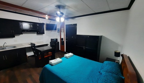 Estudio superior, en una planta alta