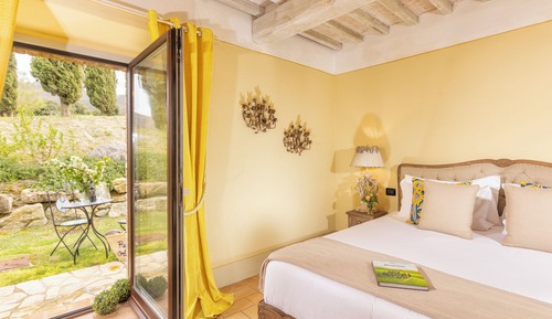 Suite estudio junior, baño privado, vistas al jardín