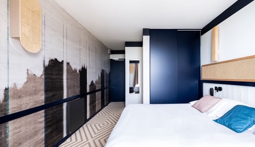 Habitación triple estándar, 1 cama de matrimonio con sofá cama, vistas parciales al mar