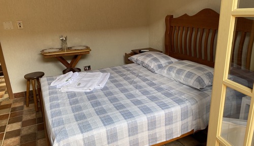 Habitación básica con 2 camas individuales