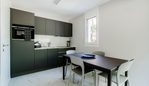WHITE STUDIO 8