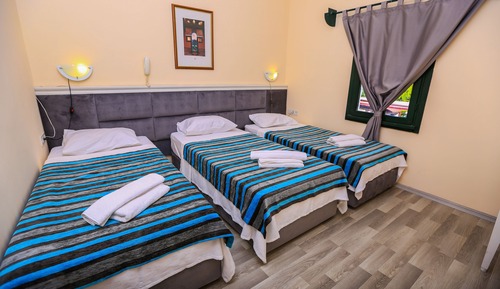 Habitación estándar con 1 cama doble o 2 individuales, no fumadores, vistas a la piscina