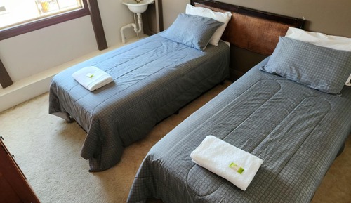 Habitación básica con 2 camas individuales
